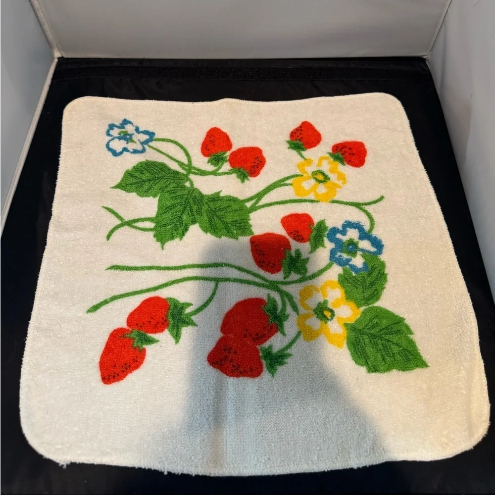 RARE Vintage Cannon Monticello Terry Cotton Strawberry Print Set Bath Towel